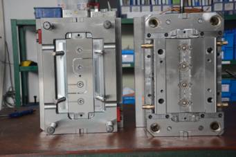 精密模具制造中為什么要用到隔熱板？