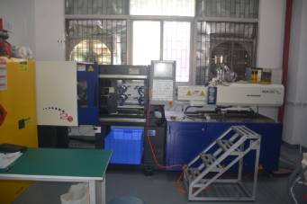 我們常說的臥式注塑機(jī)與立式注塑之間有什么區(qū)別呢？