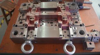 在產(chǎn)品定制開模之初選擇模具制造商時需要注意哪些問題？