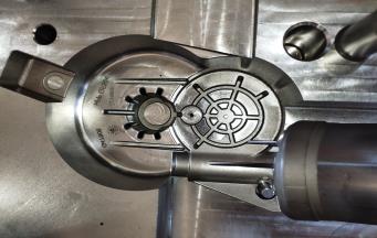 塑膠套啤模具開裂原因和對策？